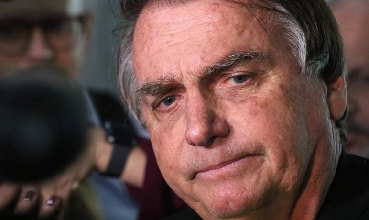 Bolsonaro é submetido à cirurgia para tratamento de hérnia bilateral