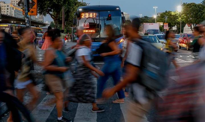 Empresas pagavam, em média, 15,8% mais a homens que a mulheres em 2023