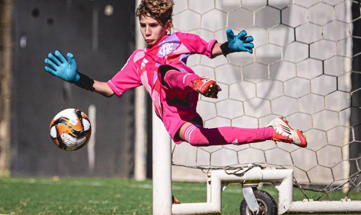 Jogando pelo sub-10 pelo Flamengo goleiro maranhense defende pênalti e leva o time ao título
