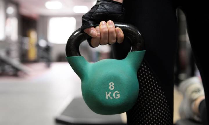 Kettlebell ganha espaço em treinos funcionais 