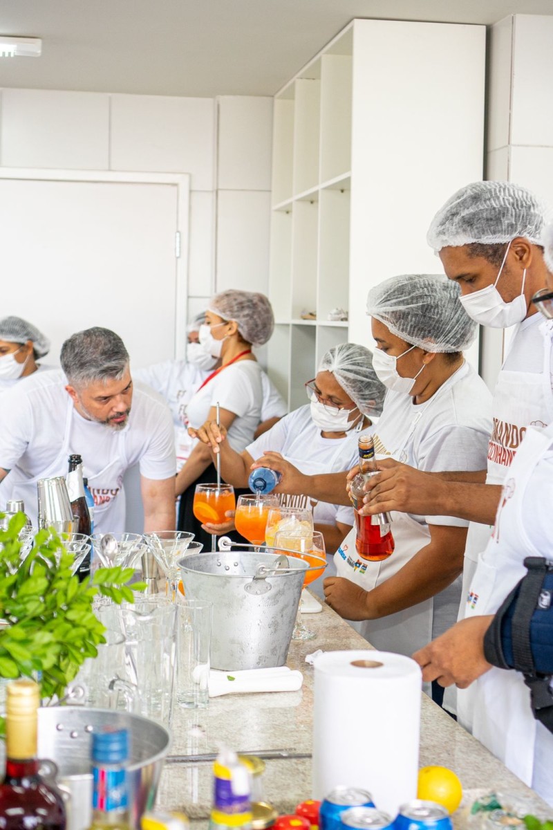 Alunos do Formando e Cozinhando aprendem sobre bebidas e bares em aula especial