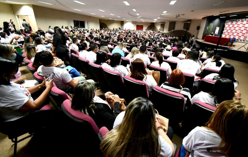 Entrega de publicações do Trilhos da Educação marca o 3° dia de encontro do Pacto pela Aprendizagem