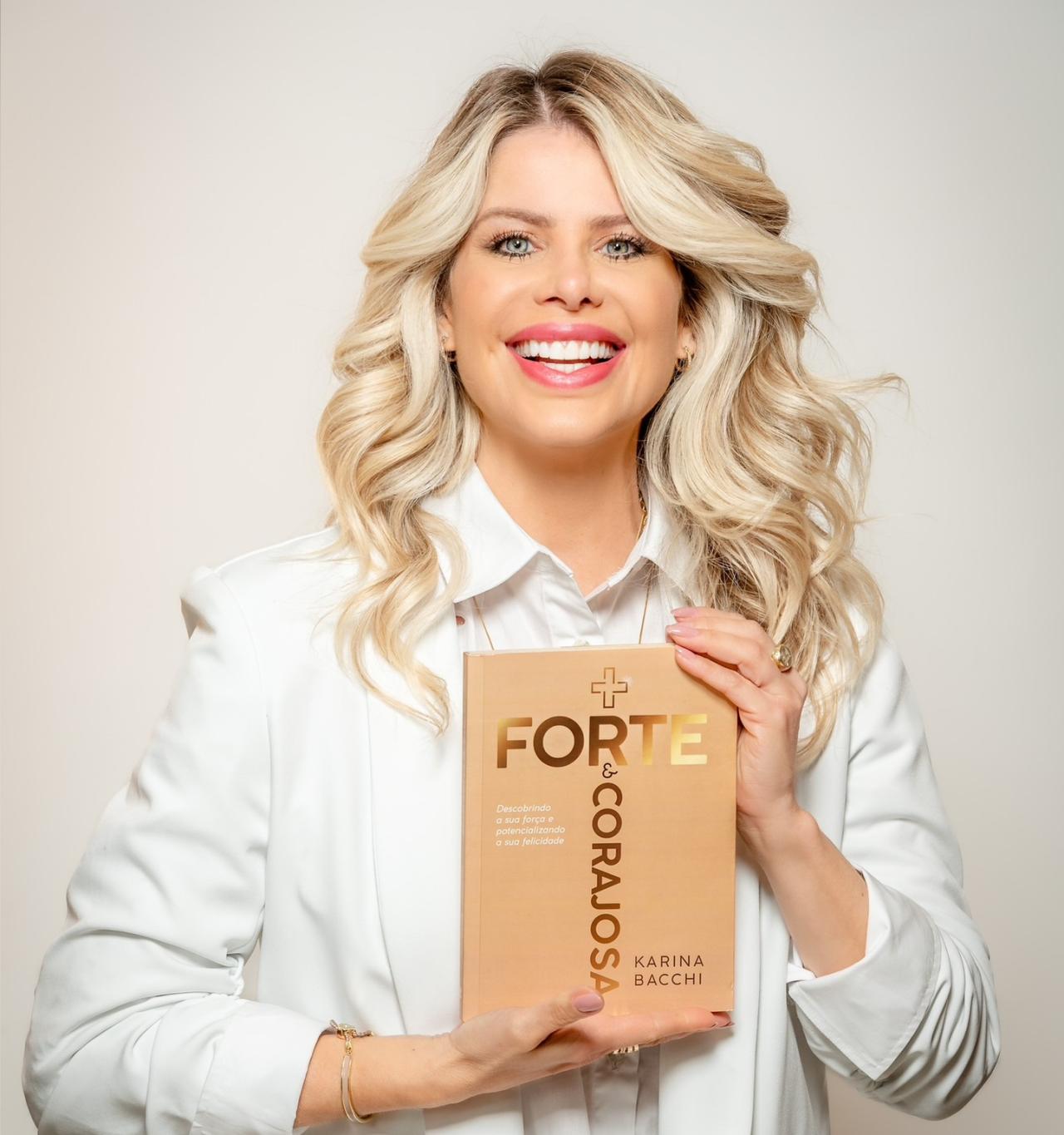 Karina Bacchi lança livro para encorajar mulheres na vida cristã