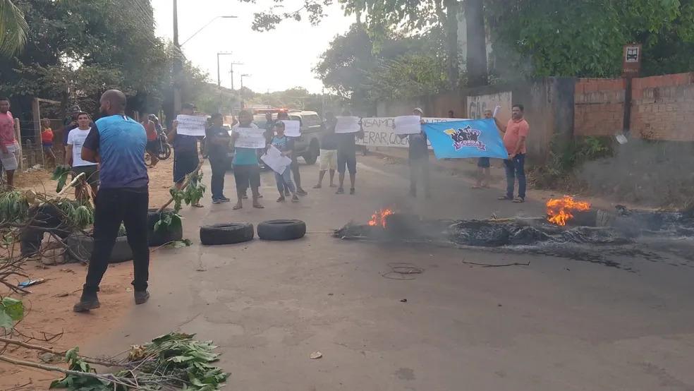 Em protesto contra a prefeitura moradores do Parque Araçagy interditam avenida