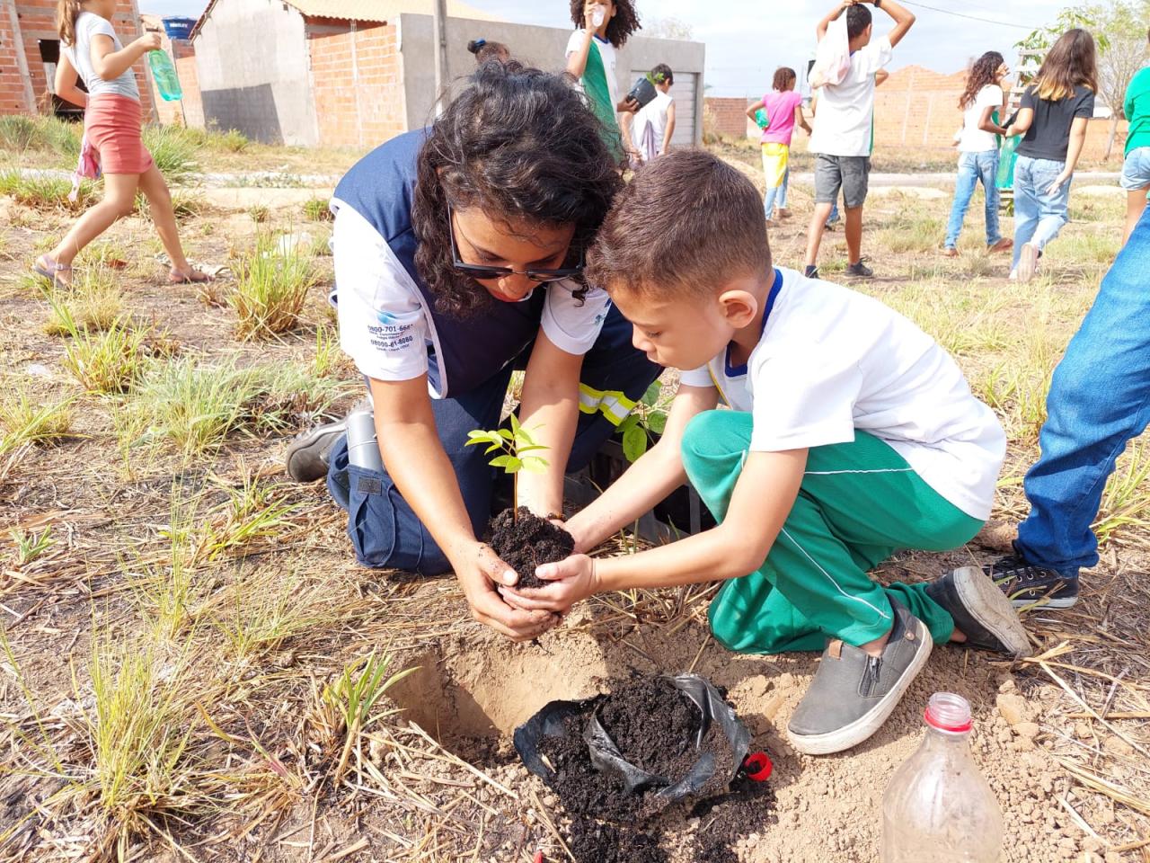 Alunos da rede municipal e colaboradores da TAESA fazem plantio de árvores em Davinópolis - MA
