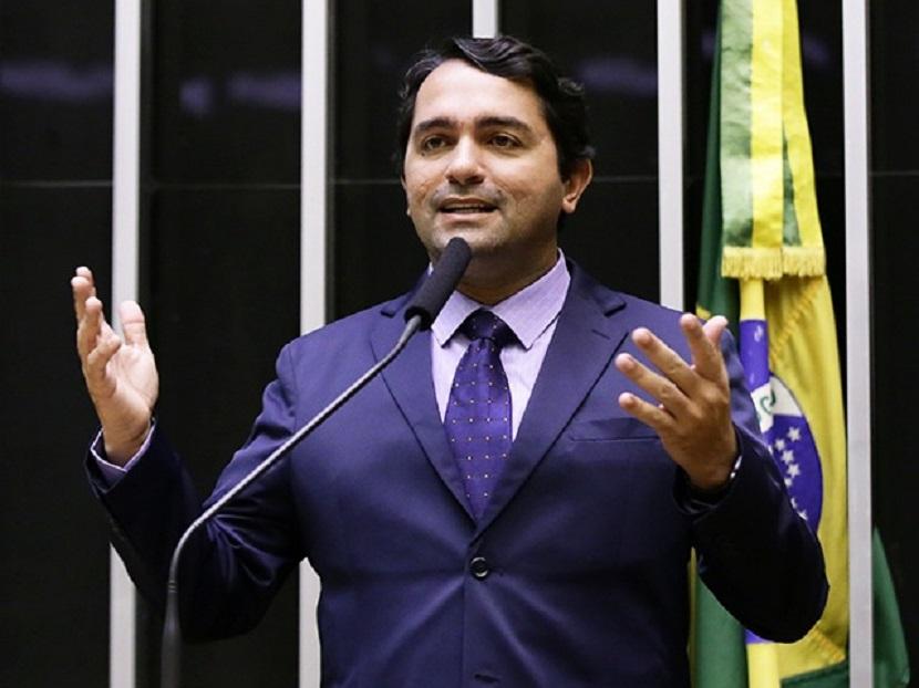 Deputado maranhense Júnior Lourenço votou contra cassação de Janones por 'rachadinha'