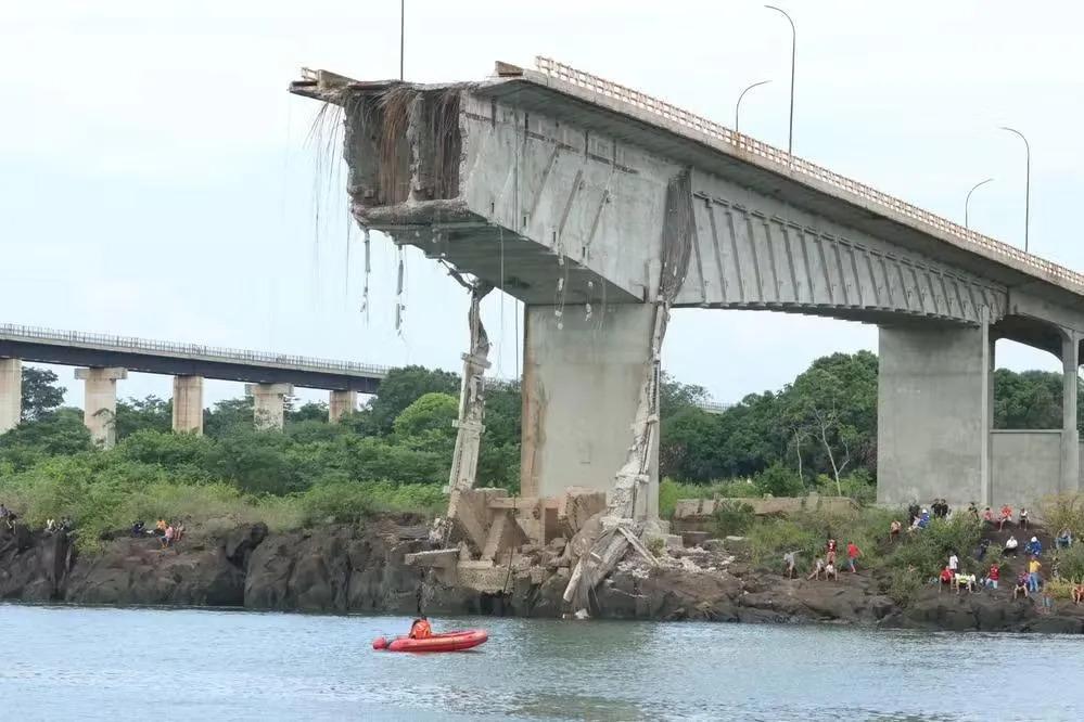 Ibama obriga transportadoras a retirarem caminhões tanque com produtos químicos do rio após ponte desabar