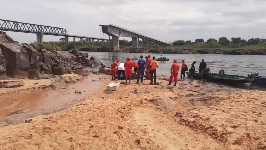 Tanques de ácido sulfúrico de caminhões que caíram no Rio Tocantins estão intactos, afirma IBAMA