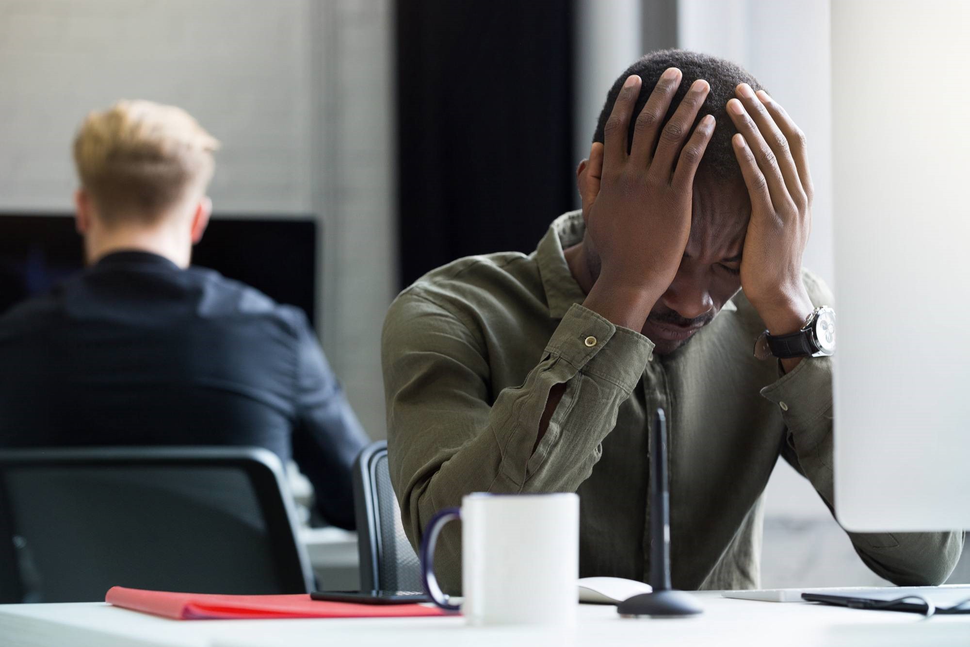 Nova NR-1 expõe o peso do ambiente de trabalho no adoecimento mental
