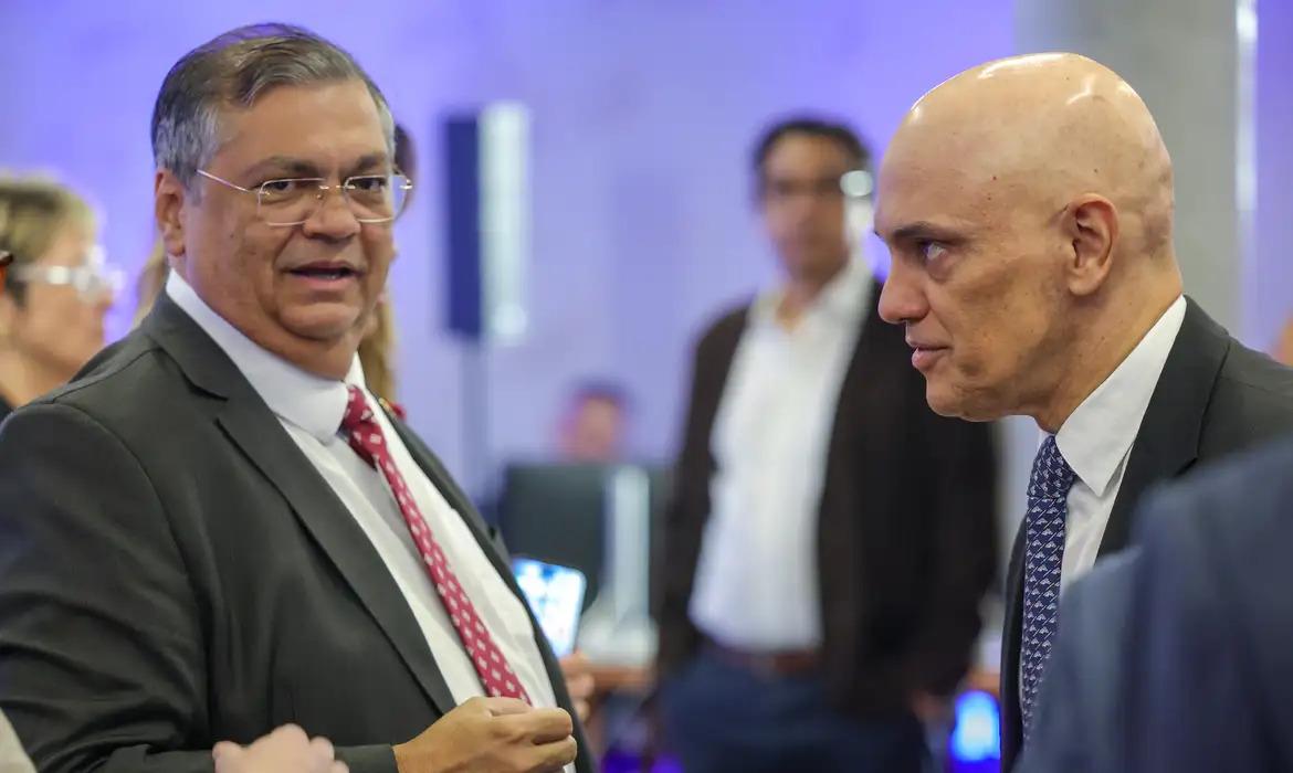 'Ele está fazendo apenas o seu trabalho': diz Flávio Dino em defesa a Alexandre de Moraes