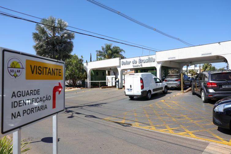 Moraes autoriza Bolsonaro a receber visita de funcionário de cartório