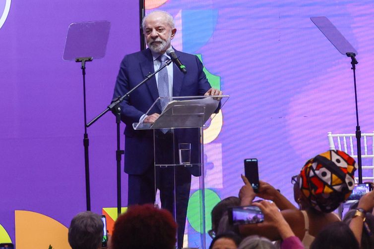 Lula abre conferência e sanciona ampliação da licença-maternidade