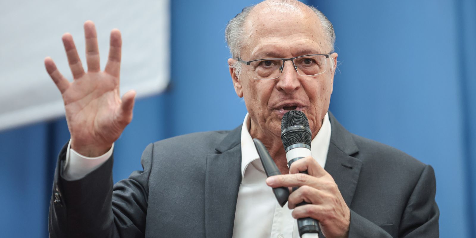 Geraldo Alckmin critica Javier Milei e afirma que presidente argentino presta desserviço ao próprio país