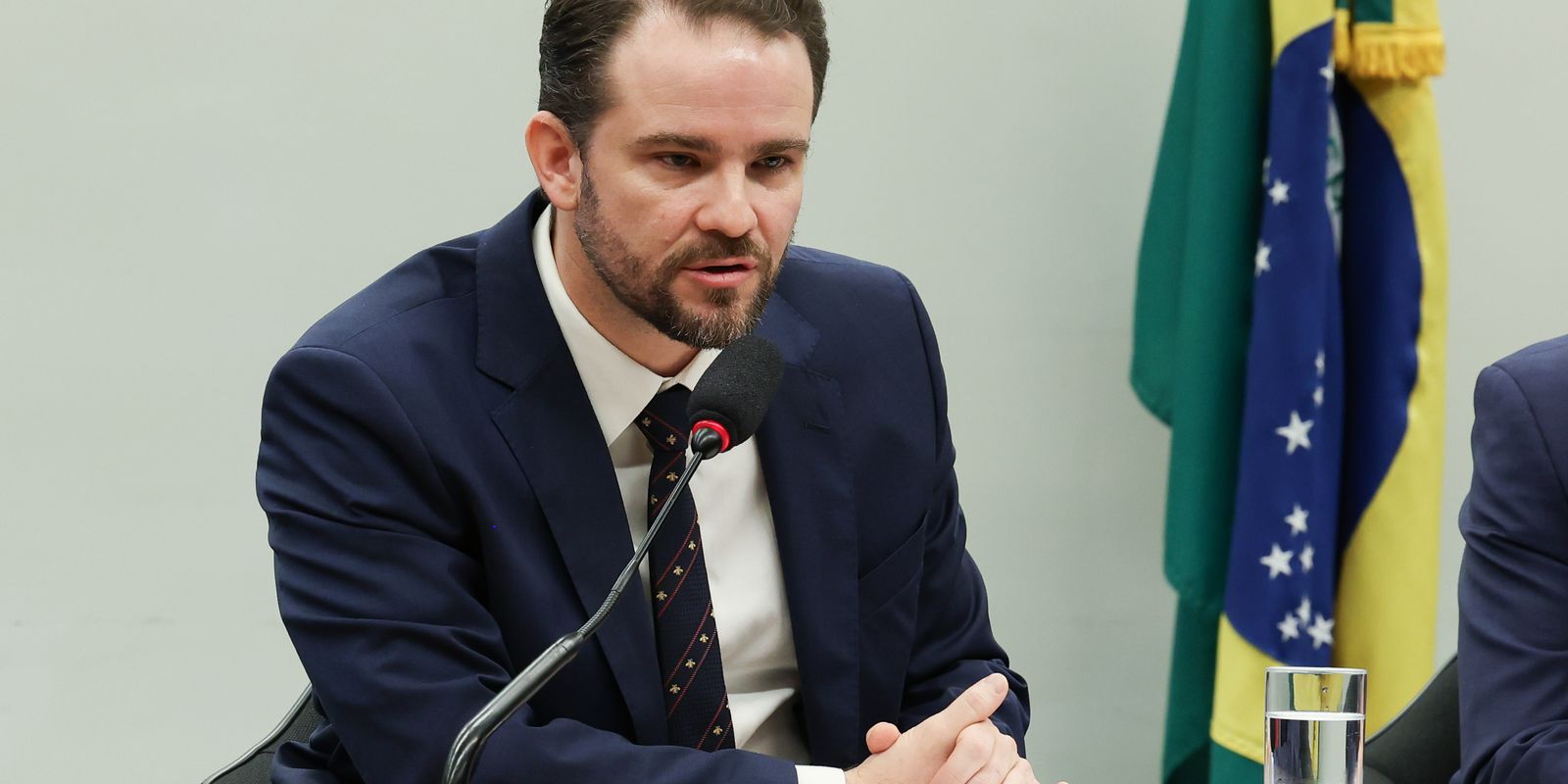 Dívida pública do Brasil é menor que a de potências globais, mas juros pressionam contas, diz Durigan