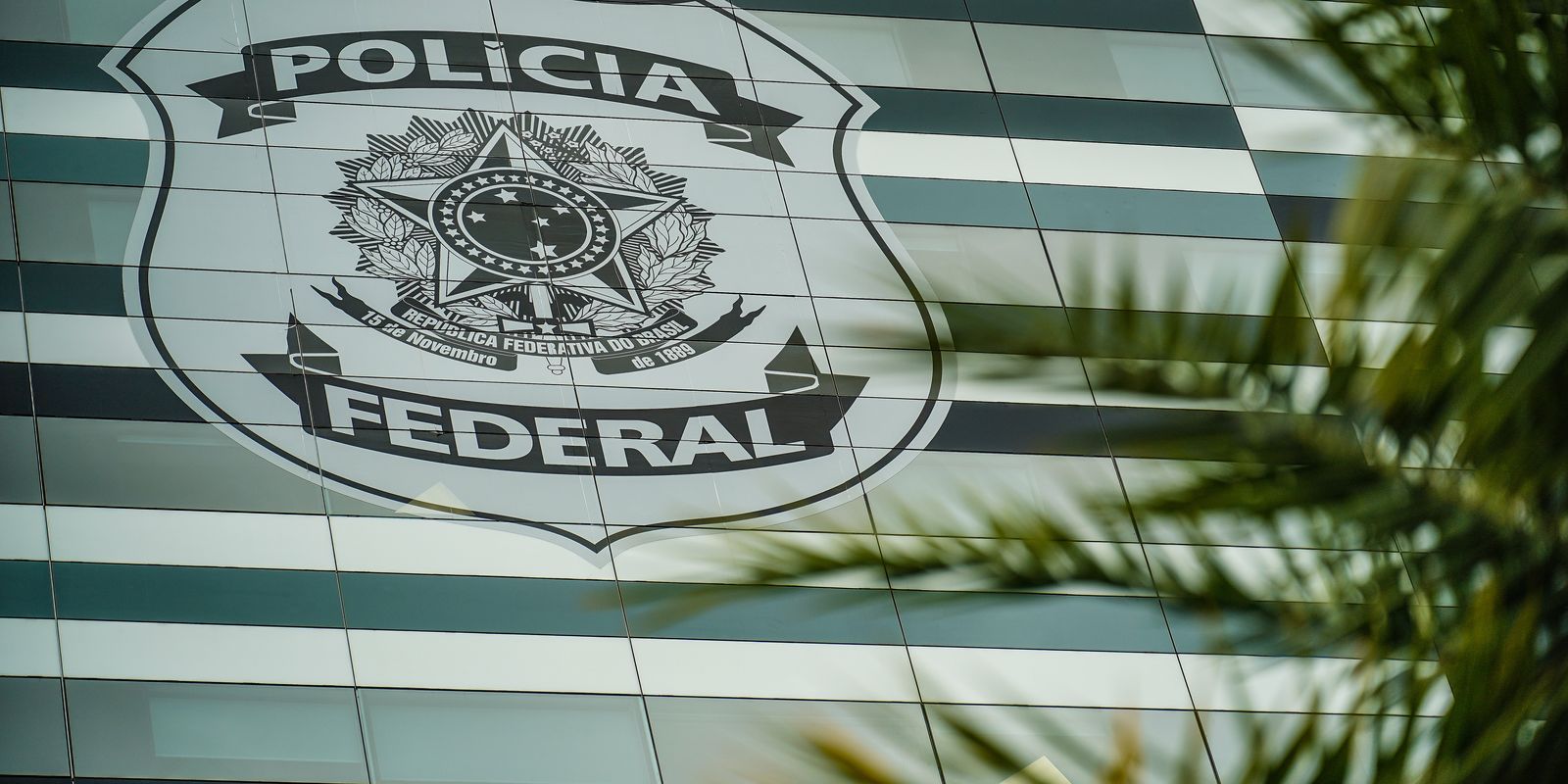 Flávio Bolsonaro envia defesa por escrito à PF e nega calúnia contra Lula