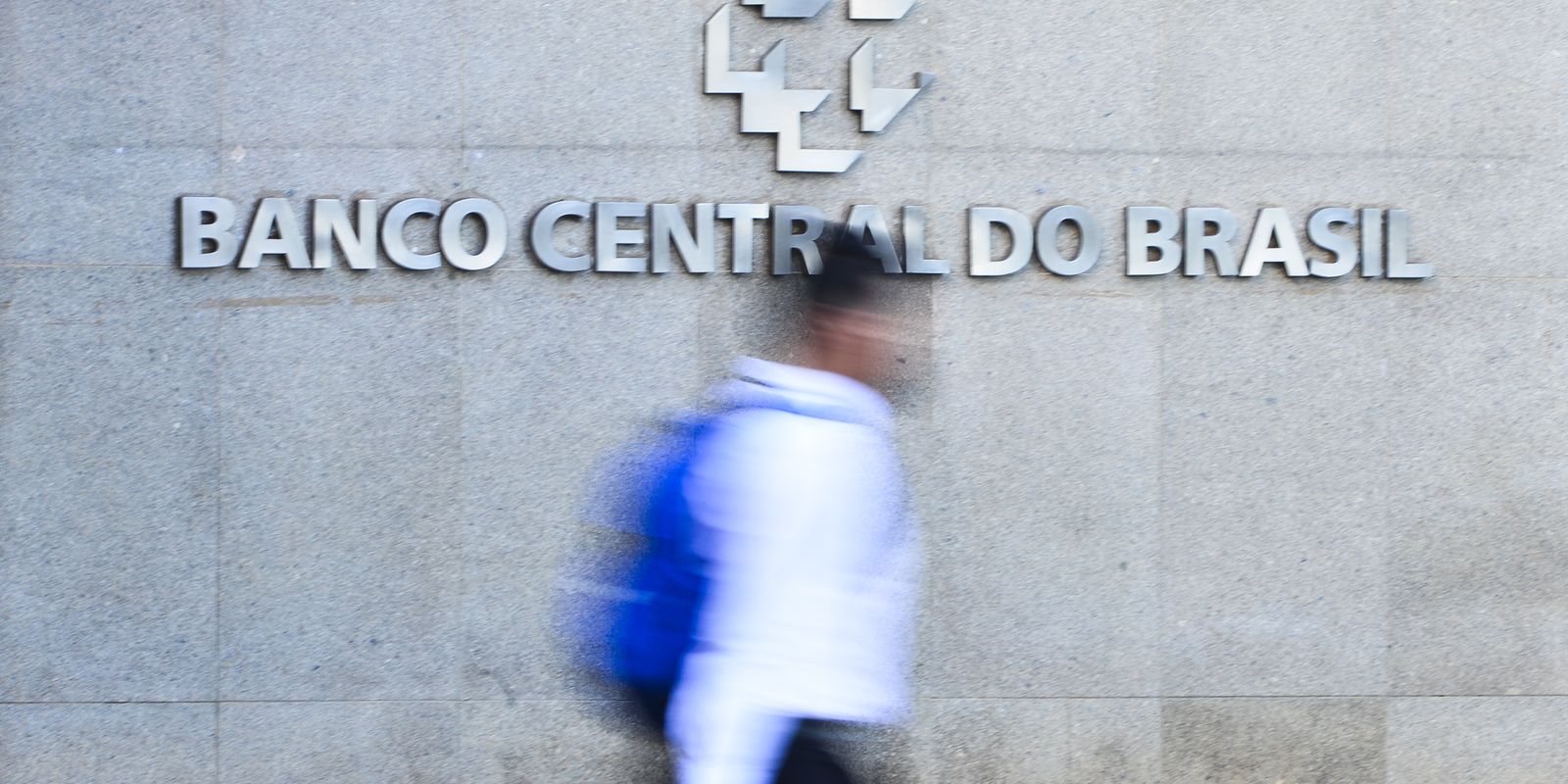 Juros e endividamento das famílias continuam altos no Brasil, aponta Banco Central