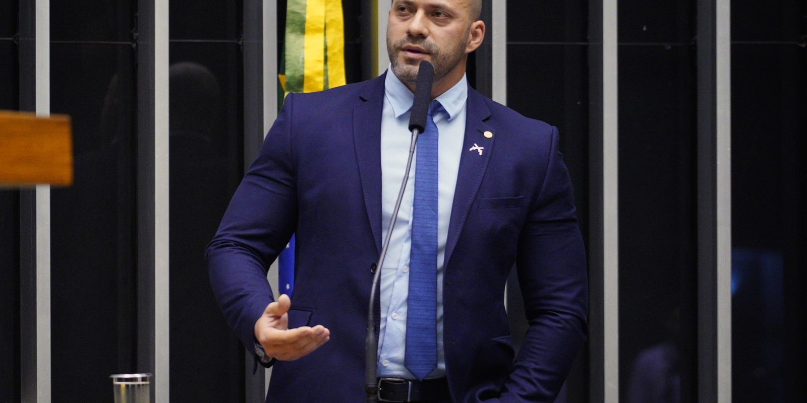 Alexandre de Moraes exige explicações de Daniel Silveira sobre uso de redes sociais em 48 horas