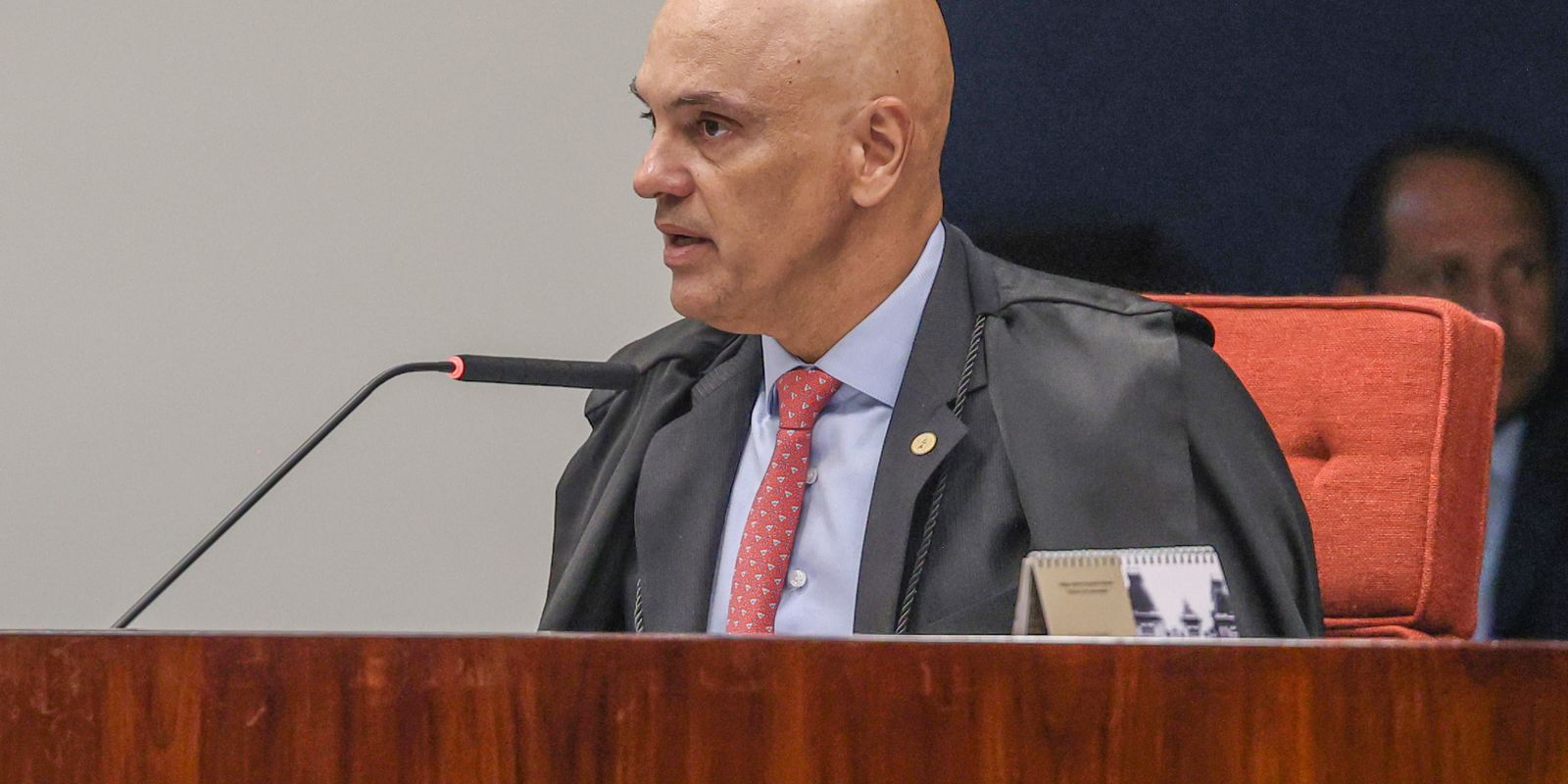 Moraes aciona PGR após Flávio Bolsonaro faltar a depoimento na PF