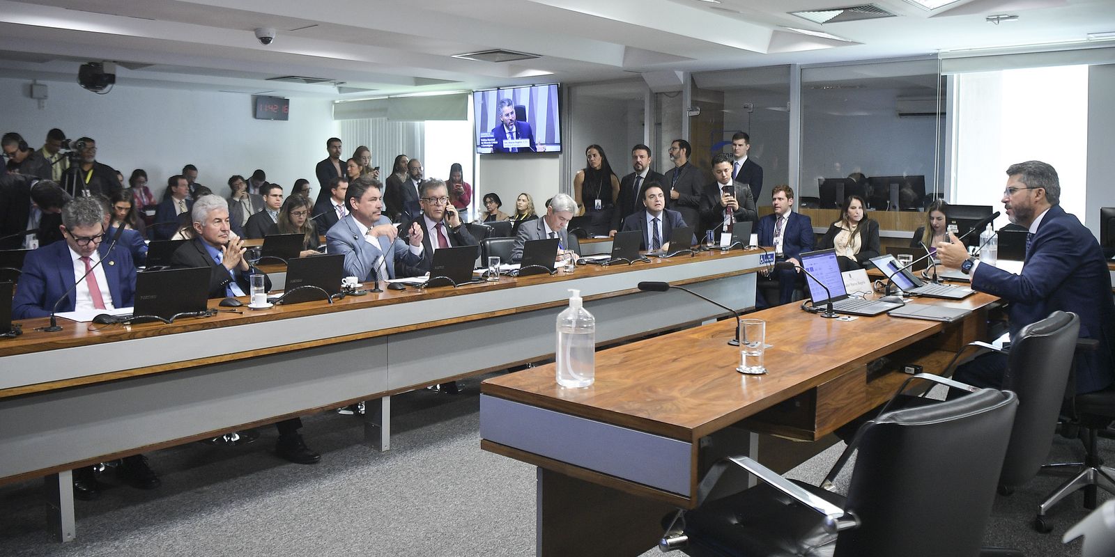 Pedido de vista no Senado adia votação da política de minerais críticos