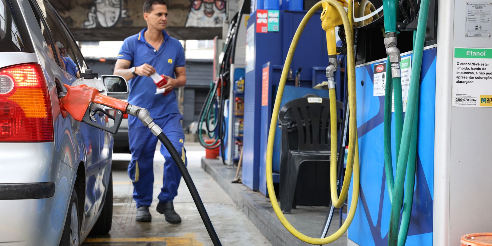 Ministério da Fazenda avalia prorrogar subsídio de R$ 0,44 na gasolina diante de alta nos preços internacionais