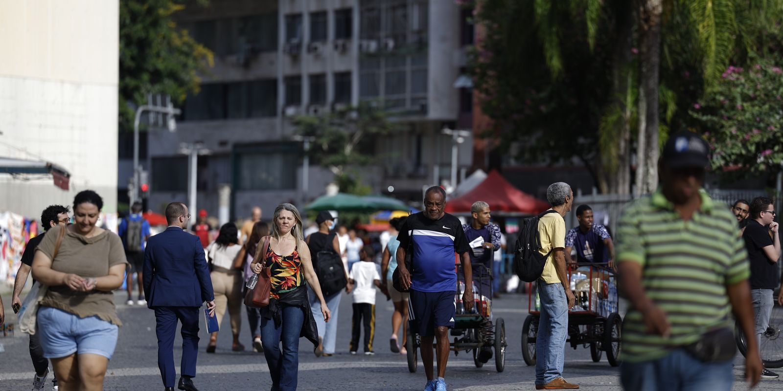 População brasileira chega a 214,2 milhões com desaceleração no crescimento populacional, aponta IBGE
