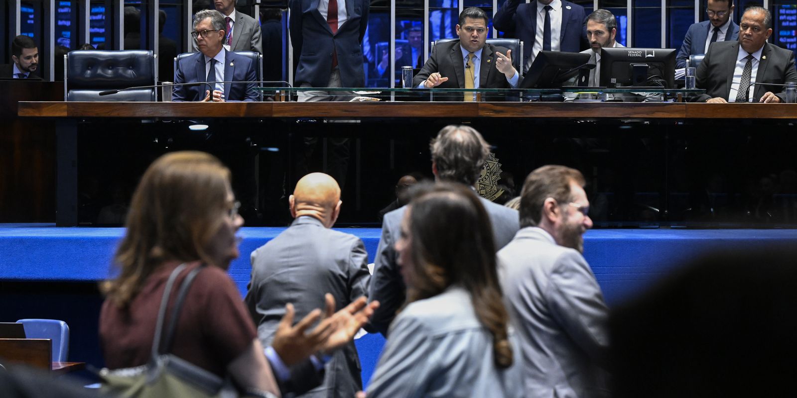 Senado deve votar fim da escala 6x1 e redução da jornada de trabalho após as eleições, garante Alcolumbre