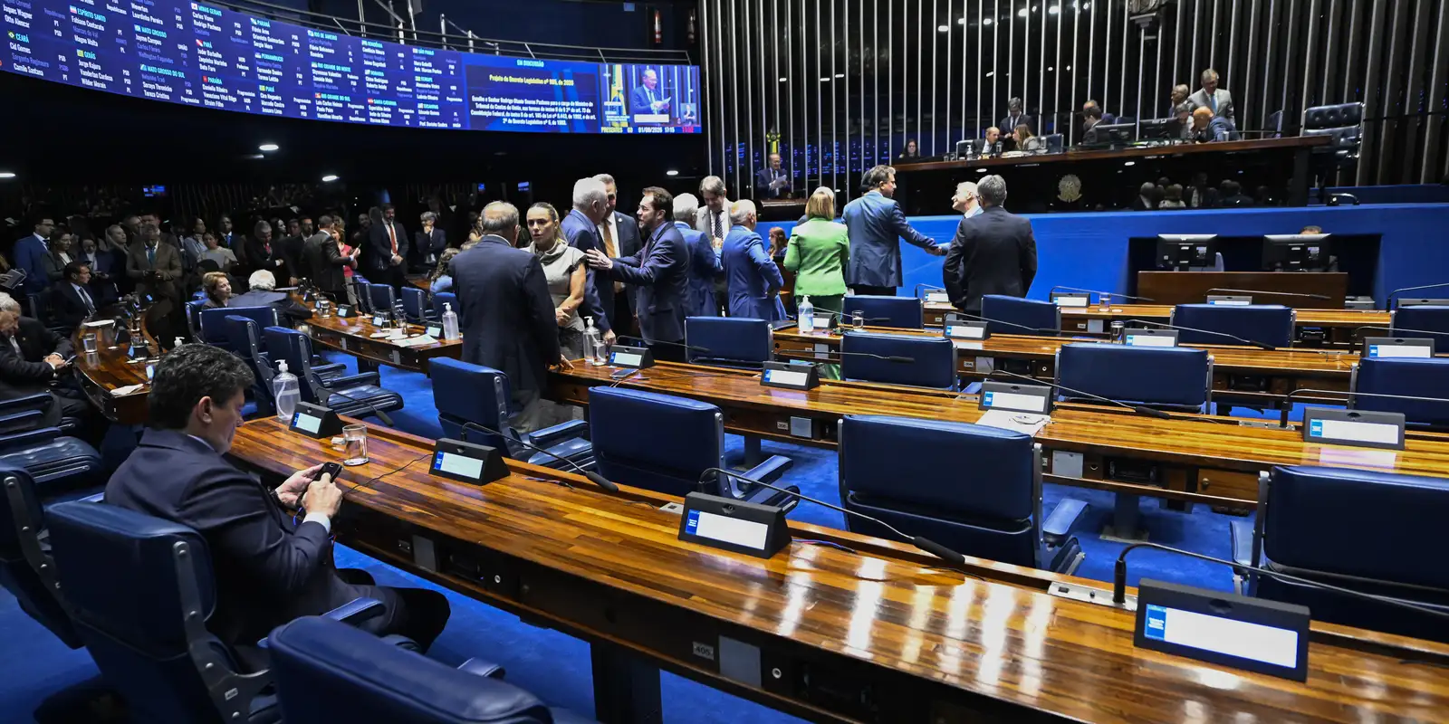 Omar Aziz articula rito especial para acelerar votação da PEC da escala 6x1 no Senado