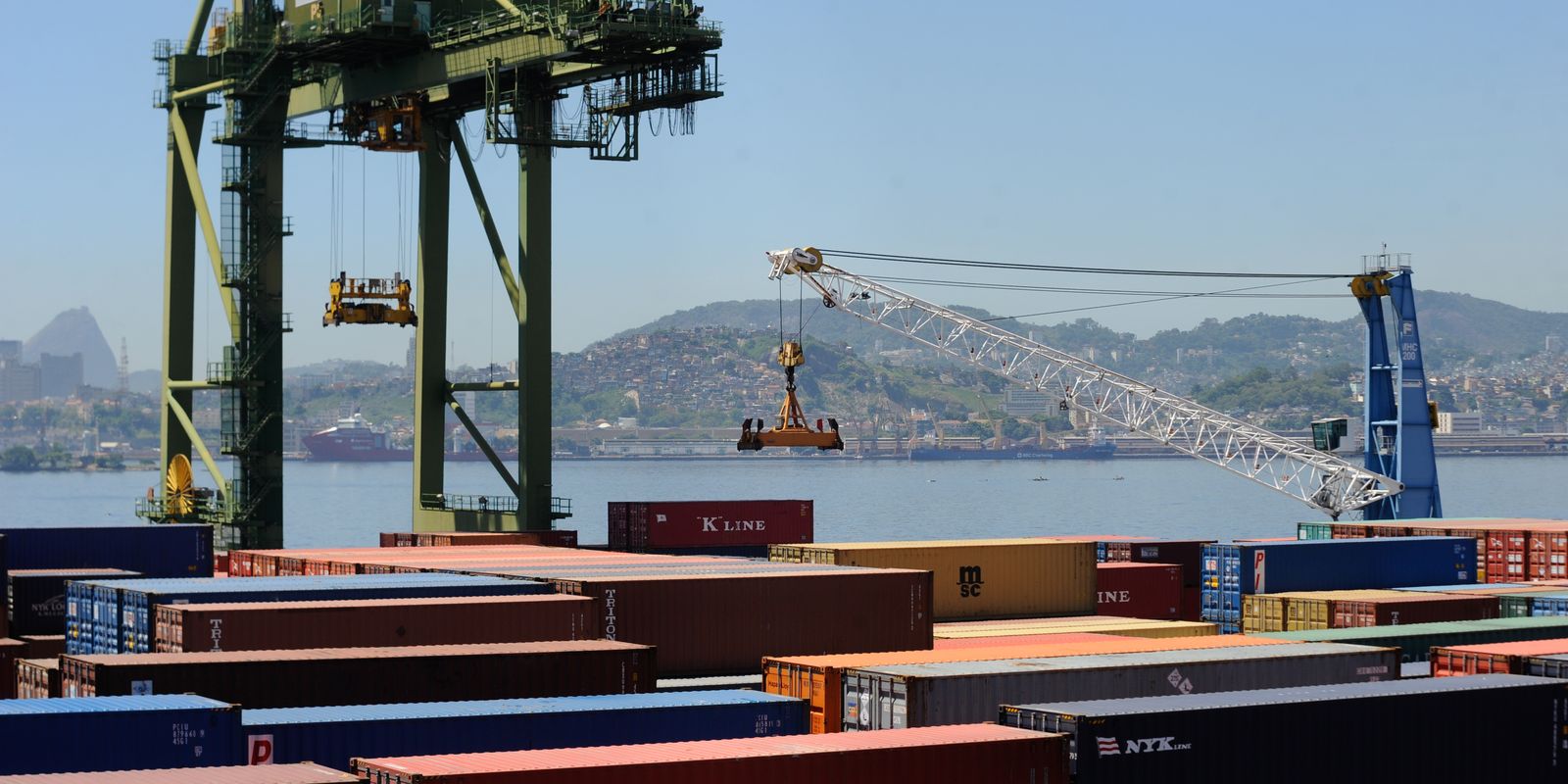 Balança comercial do Brasil registra superávit de US$ 7,4 bilhões impulsionada pelas exportações