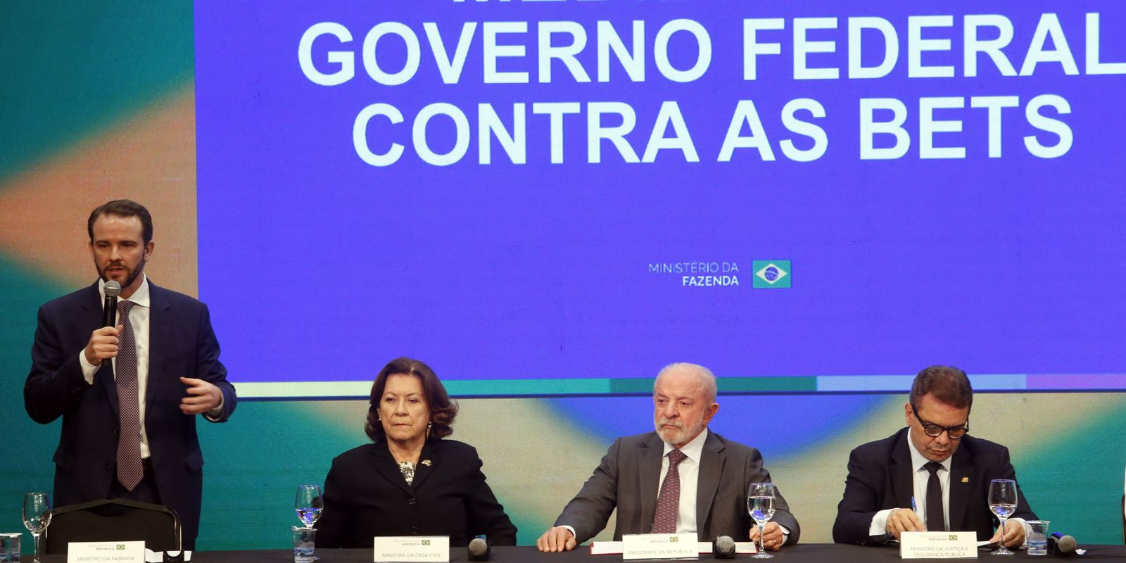 Governo vai bloquear plataformas de apostas online irregulares, diz Durigan