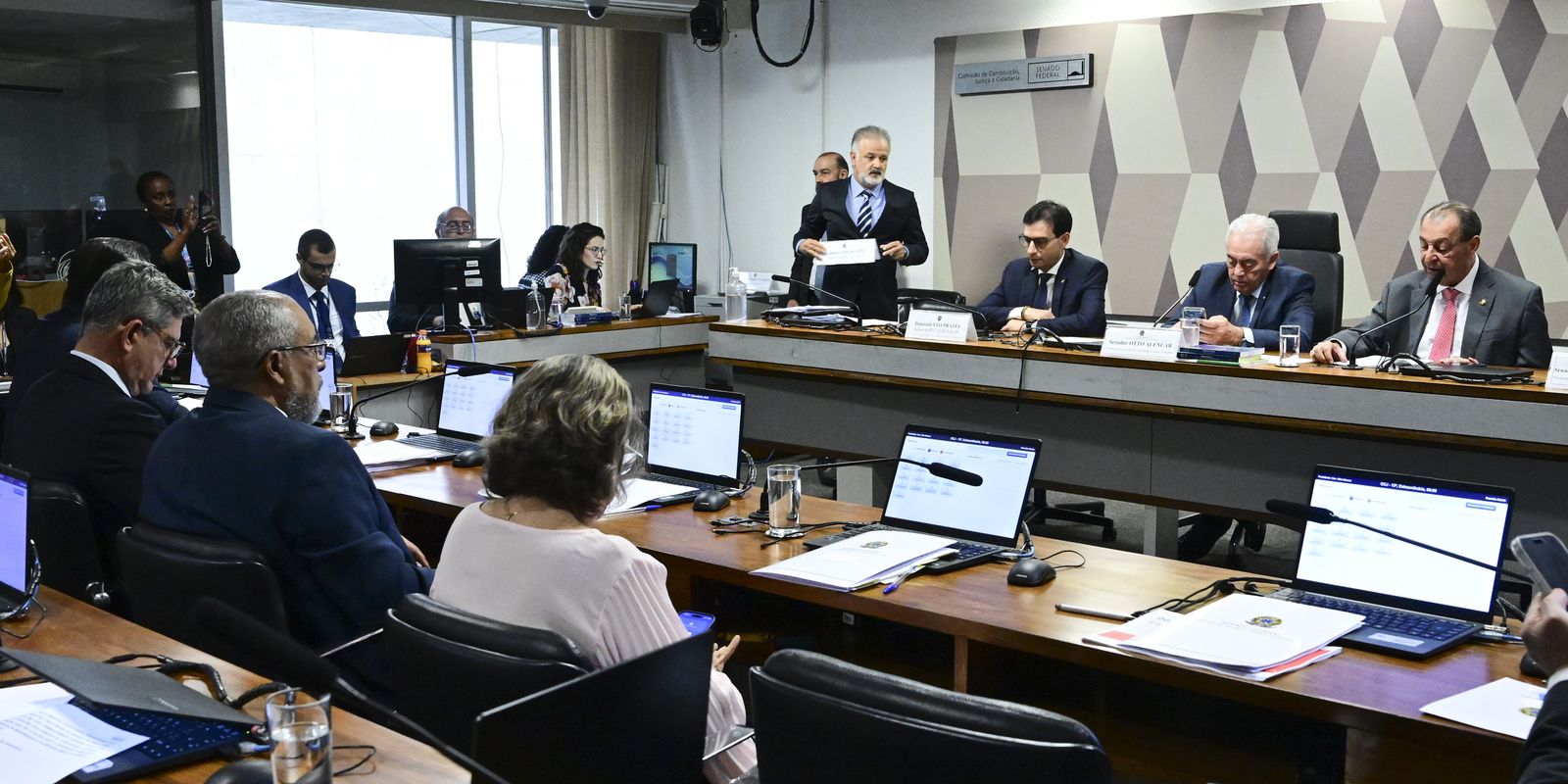 CCJ do Senado aprova PEC que extingue a jornada 6x1 no país