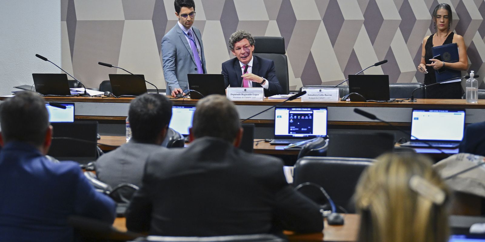 Comissão aprova medida provisória que garante isenção em compras internacionais de até US$ 50