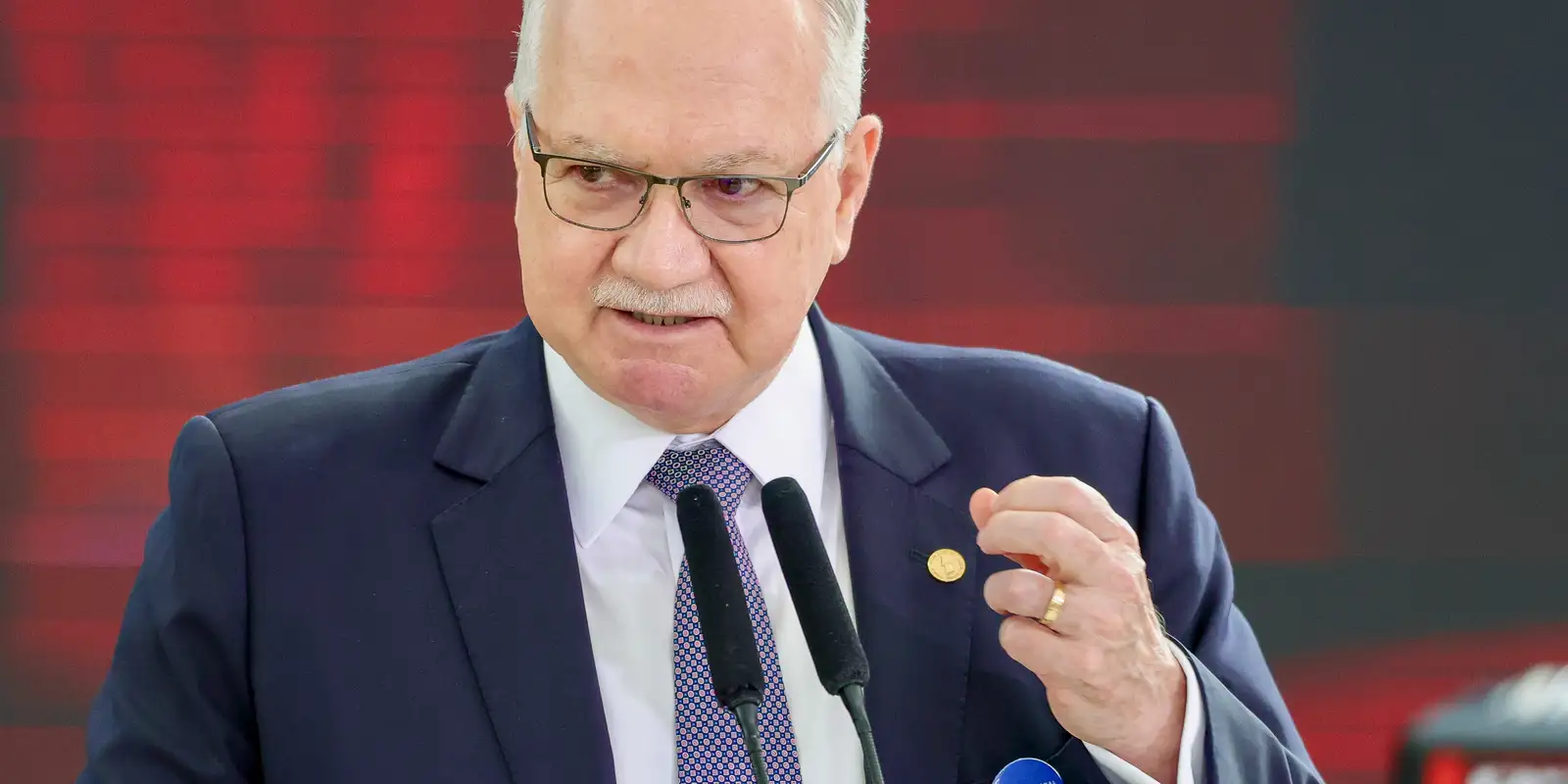Fachin concede prazo a ministros do STF para responderem acusação de Moraes no caso Master