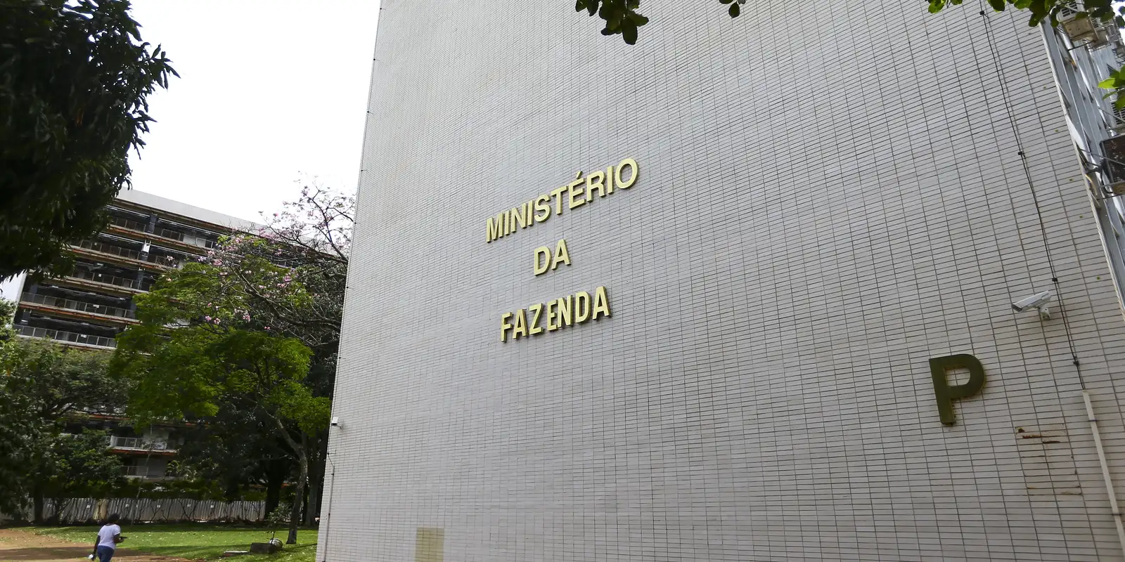 Governo ajusta projeção do PIB para 2026 e 2027 com foco em juros altos