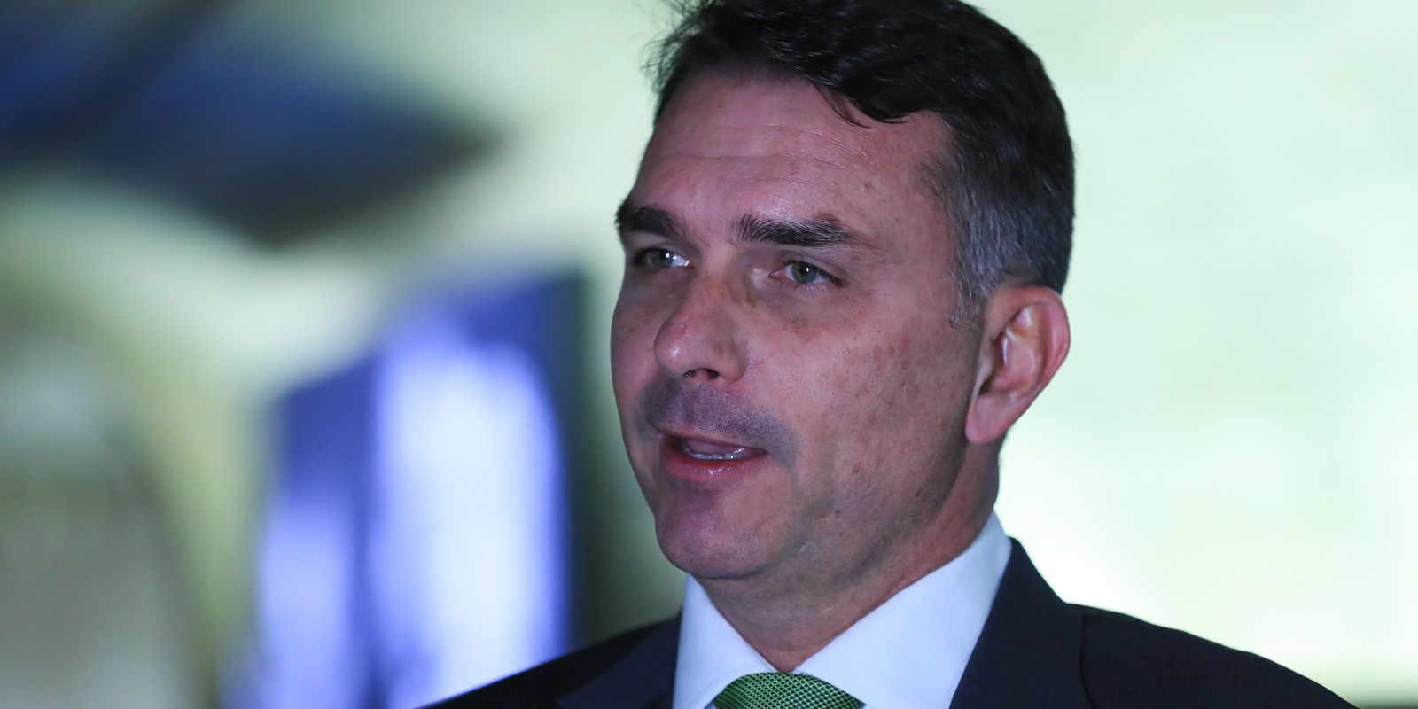 André Mendonça inclui Flávio Bolsonaro entre investigados em apuração sobre o filme Dark Horse