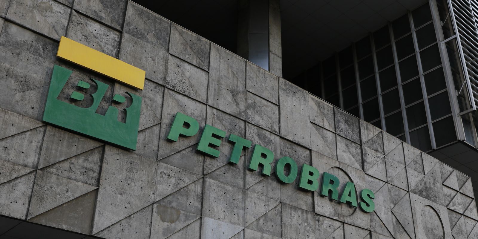 Petrobras batiza navio pioneiro com tripulação feminina em alto-mar