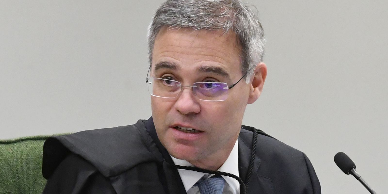 Ministro vota em julgamento do TSE sobre postagens de Flávio Bolsonaro