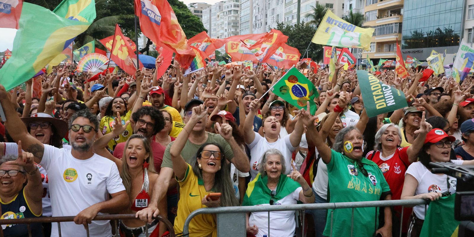 Ato pela democracia reúne multidão e artistas em Copacabana