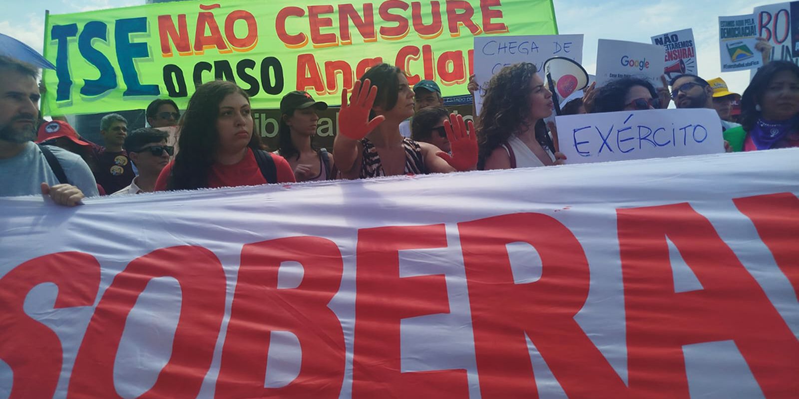 Ativistas fazem protesto no TSE contra suspensão de vídeo sobre a menina Ana Clara