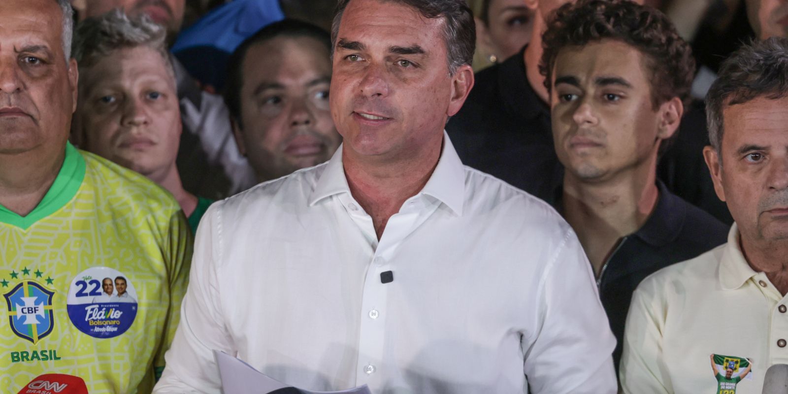 Flávio Bolsonaro publica carta nos EUA e agradece apoio para fugir do país