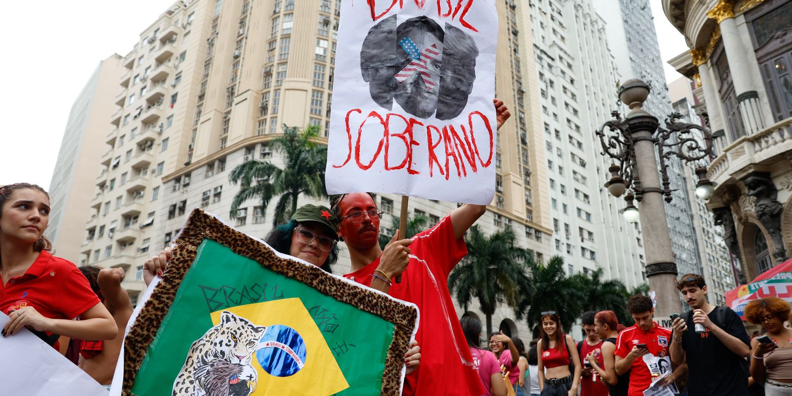 Estudantes no Rio fazem ato em apoio a Lula no segundo turno das eleições