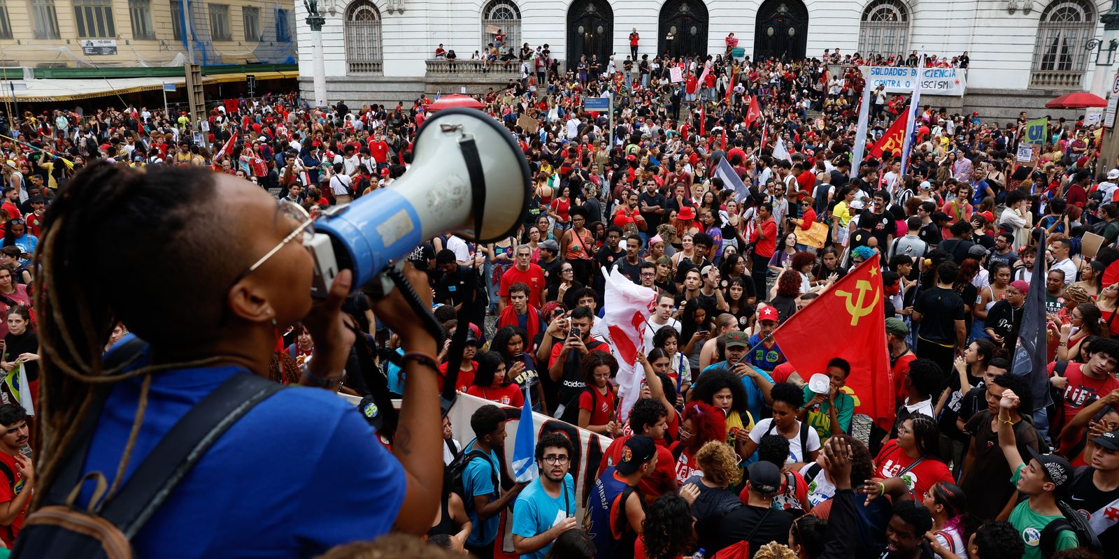 Manifestações estudantis pelo país reforçam apoio a Lula no segundo turno
