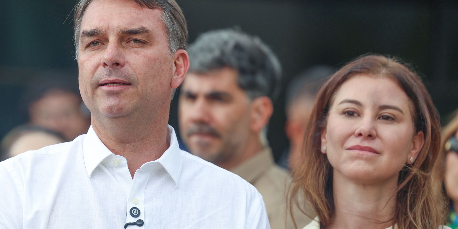 Flávio Bolsonaro visita Catedral de Brasília e comemora decisão do STF