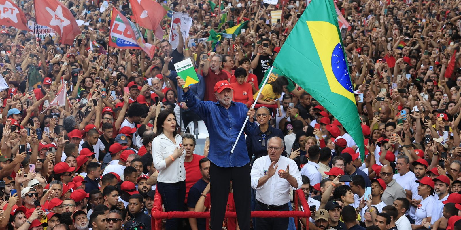 Com virada histórica no segundo turno, reeleição de Lula é confirmada