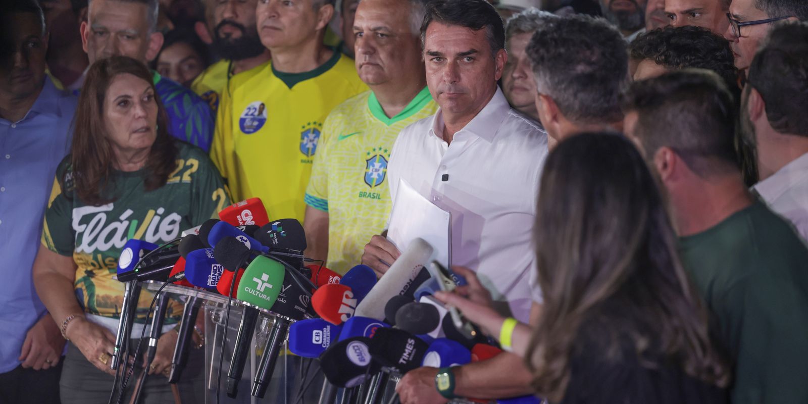 Moraes manda Flávio Bolsonaro entregar passaporte e proíbe saída do país