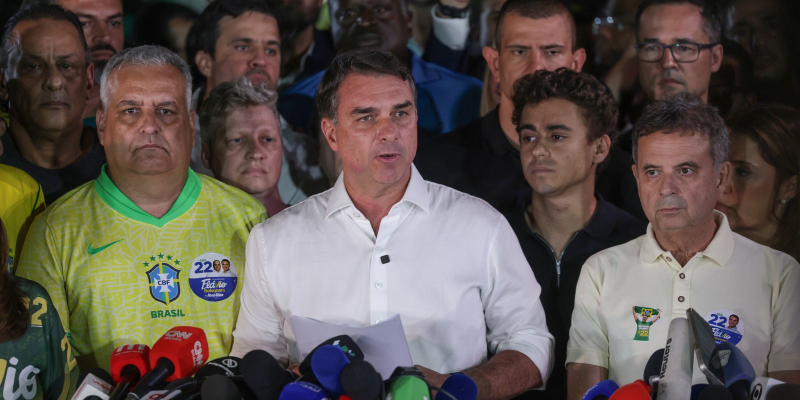 PF investiga a fuga de Flávio Bolsonaro para os EUA