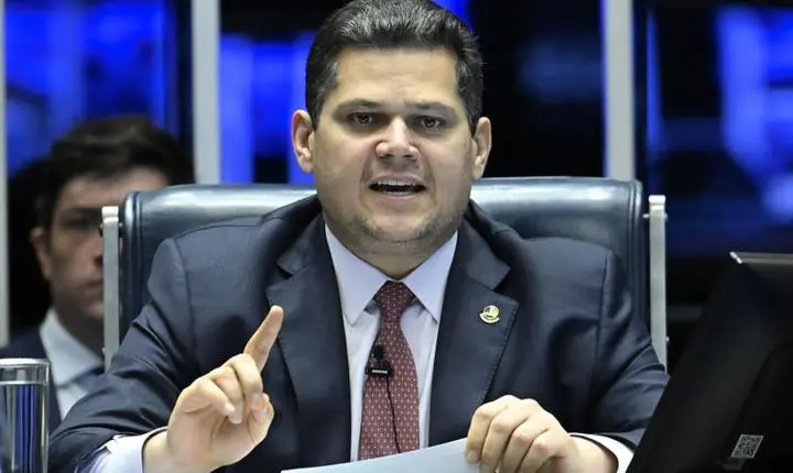 Alcolumbre define calendário de votação para o fim da escala 6x1 no Senado