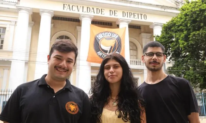 Ato de estudantes da UFF iniciou onda de protestos após o primeiro turno