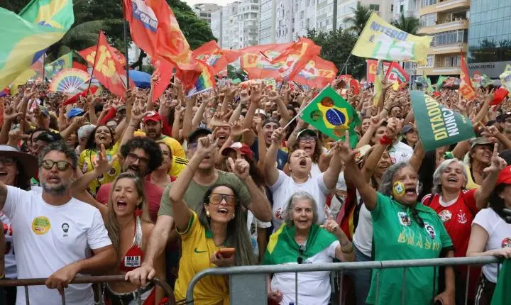 Ato pela democracia reúne multidão e artistas em Copacabana