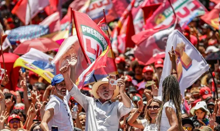 Lula defende fim da escala 6x1 durante ato de campanha no DF