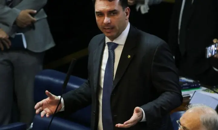 Defesa de Flávio Bolsonaro tentou transferir caso Dark Horse para André Mendonça no STF